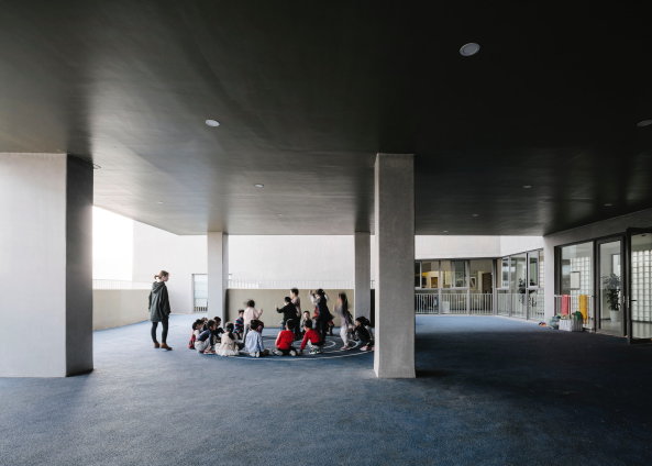 Das Spiel mit Licht und Schatten ist Programm  und lsst auch die immerdunklen Rumen zwischen den Sttzen verzeihen.