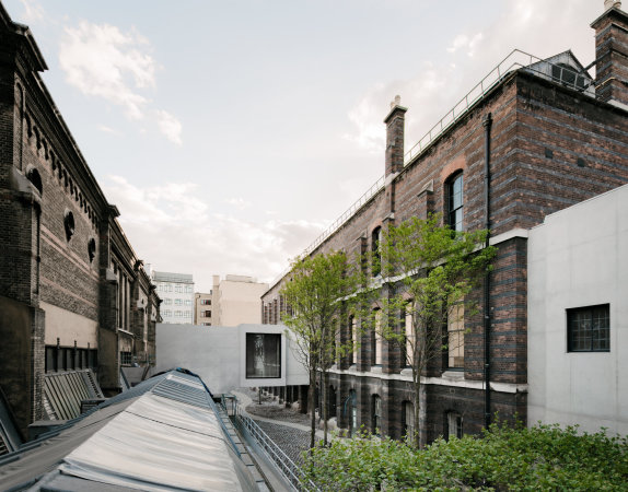 David Chipperfield Architects verbinden mit einem minimalistischen Brckengebude aus Beton die Royal Academy mit einem ehemaligen Senatshaus  und schaffen aus beiden Bauten ein zusammenhngendes Ganzes.