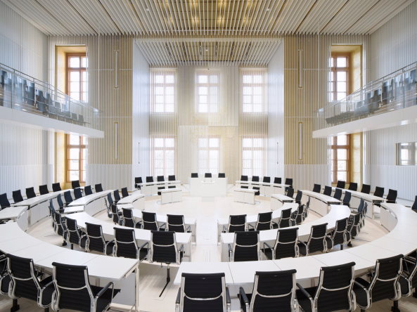 Der Einbau des neuen Plenarsaals durch Dannheimer & Joos erfordete eine enge Abstimmung mit den Denkmalschutzbehrden.