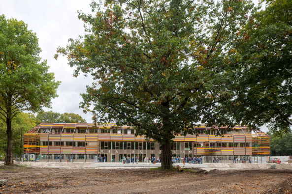 Spring Architecten und MoedersheimMoonen setzten das neue Gymnasium der Doorner Tradition gem von der Strae zurck.