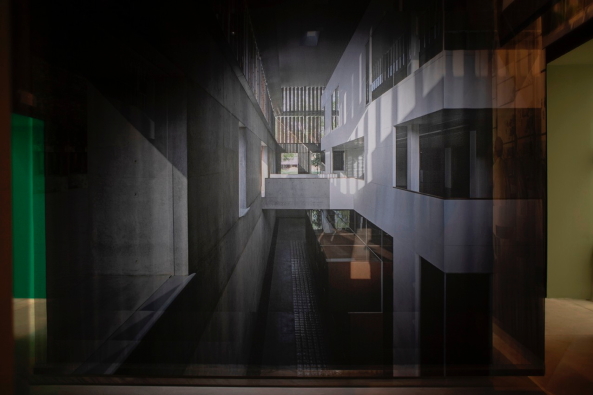 Die Prsentation im Halbdunkel des Padiglione Centrale erzeugt mit bedruckten Stoffen berlagerungen, Foto: Italo Rondinella