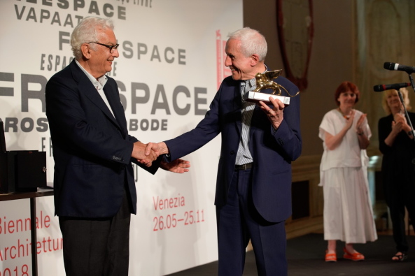 Kenneth Frampton wurde von Paolo Baratta mit einem Golden Lwen fr sein Lebenswerk ausgezeichnet, Foto: Andrea Avezz