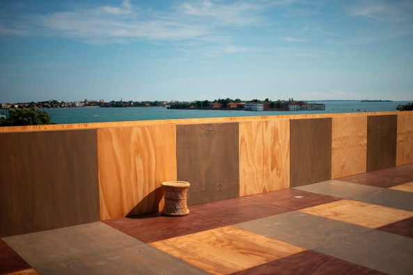 Auf dem Dach ist die Aussicht jedenfalls sehr gut, auch wenn die Geste an den Deutschen Pavillon von 2006 erinnernt. Foto: Italo Rondinella