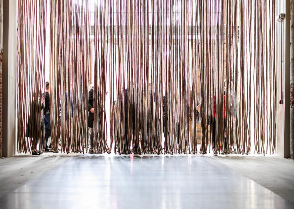 Im Arsenale empfängt die Besucher ein Vorhang aus Seilen als Reminiszenz an die frühere Funktion des Gebäudes, Foto: Courtesy la Biennale di Venezia