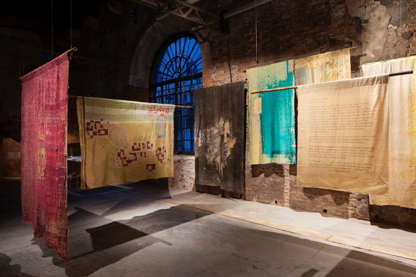 ... w�hrend auch Anna Heringer mit Stoff arbeitet bei ihrer Installation �ber eine l�ndliche Textilfabrik in Bangladesch (91), Foto: Francesco Galli