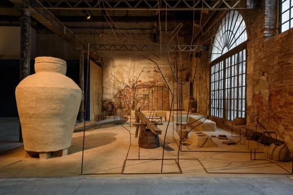 Im Kontrast zu Mandrups cleaner �sthetik zeigen sich ein Raum weiter Marina Tabassum Architects (72). Trotz der vordergr�ndigen Gegens�tze gibt es mit dem Klimawandel ein starkes verbindendes Element, Foto: Andrea Avezz�