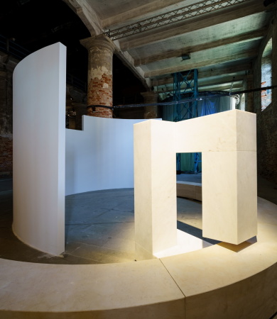 Alvaro Siza bezieht bei seiner marmornen Sitzgelegenheit das Licht mit ein (39), Foto: Andrea Avezz�