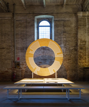 Ines Lobos Installation zeigt ihr Projekt f�r den Piazzale Marconi in Bergamo. Sie m�chte dem Platz durch breite Gr�nfelder mehr Aufenthaltsqualit�t geben (64), Foto: Andrea Avezz�