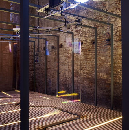 Ebenfalls �berfl�ssig, aber immerhin Hightech und nett anzusehen: Riccardo Blumer erzeugt �W�nde� aus Seifenblasen (48), Foto: Francesco Galli