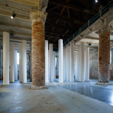 Valerio Olgiati sollte eigentlich seine Arbeit als Lehrer pr�sentieren, er entschied sich aber f�r eine recht neutrale Rauminstallation aus wei�en R�hren (96), Foto: Andrea Avezz�