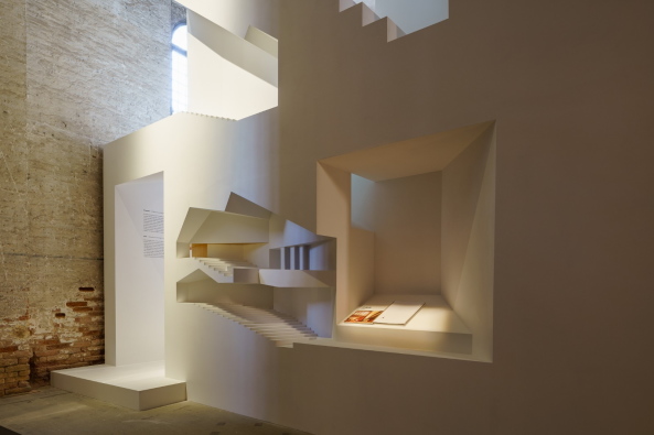 und Ma�st�be vereinigt (79), Foto: Andrea Avezz�