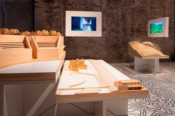 Eben noch in der Baunetzwoche#510, jetzt schon in Venedig: Xu Tiantian von DnA_Design and Architecture mit einer eher konventionellen Pr�sentation (54), Foto: Francesco Galli