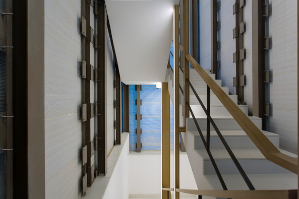 Bankgebude mit lichtdurchlssigem Beton von Saja Nashashibi