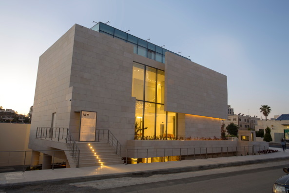 Bankgebude mit lichtdurchlssigem Beton von Saja Nashashibi