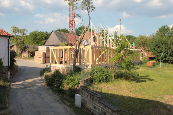 Bald lsst sich die Kubatur des Hauses erahnen.