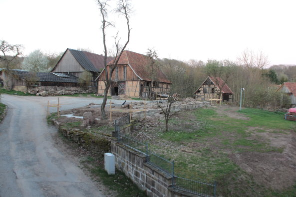 Die Natursteinmauer wurde mit passendem Material vom Grundstck ergnzt, Grundleitungen und Rohre verlegt. Auerdem wurde ein Streifenfundament gegossen.
