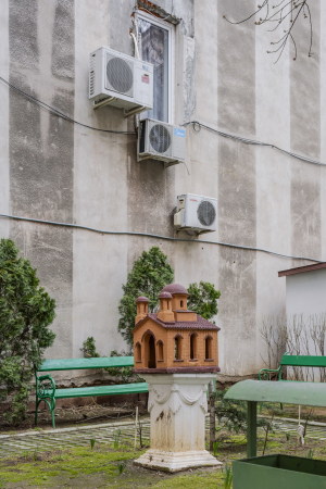 Miniaturkirche im Hof der Neuen-Sankt-Johannes-Kirche, Bukarest Anton Roland Laub, Serie Mobile Churches, 2013-2017