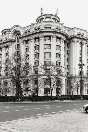 Piata Constitutiei vor der Verkndigungskirche der Nonnen-Einsiedelei, Bukarest. Anton Roland Laub, Serie Mobile Churches, 2013-2017
