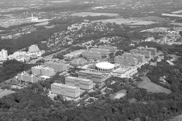 Die Ruhr-Universitt Bochum begleitete den Architekten ber viele Jahre hinweg, erste Entwrfe entstanden noch im Bro Hentrich+Petschnigg, weitere Auftrge erfolgten in der Selbstndigkeit mit seinen Partnern Moser und Weber.