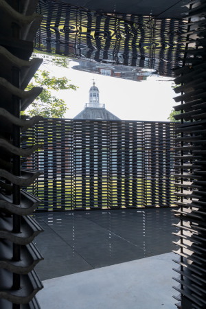 Für den diesjährigen Serpentine Pavillon stapelte Frida Escobedo Betondachplatten aufeinander.