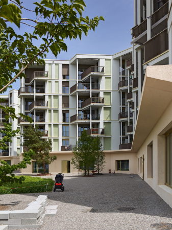 Die Architekten orientierten die Balkone zur lrmabgewandten Seite des von Studio Vulkan gestalteten Innenhofs.