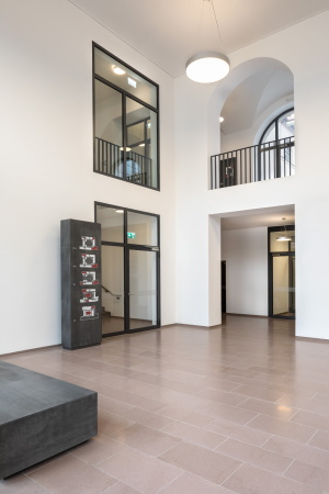 Von hier gelangt man ber eine Galerie auf die Dachterrasse des Orchestersaals.