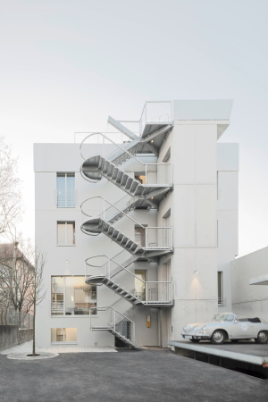 Die Erschlieung: Von innen nach auen verlegt und um einen Aufzug ergnzt.