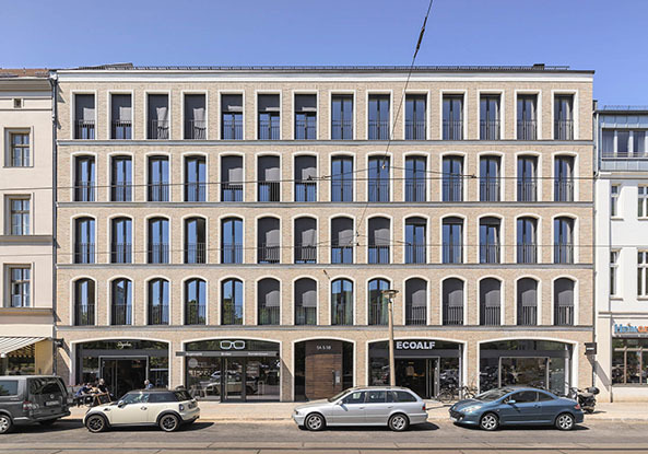 Rundbögen im sonst eher rechteckig geprägten Straßenbild: In die Backsteinfassade des Gebäudes an der Alten Schönhauser Straße ließen Tchoban Voss Architekten Fenster mit Bogenabschluss ein.