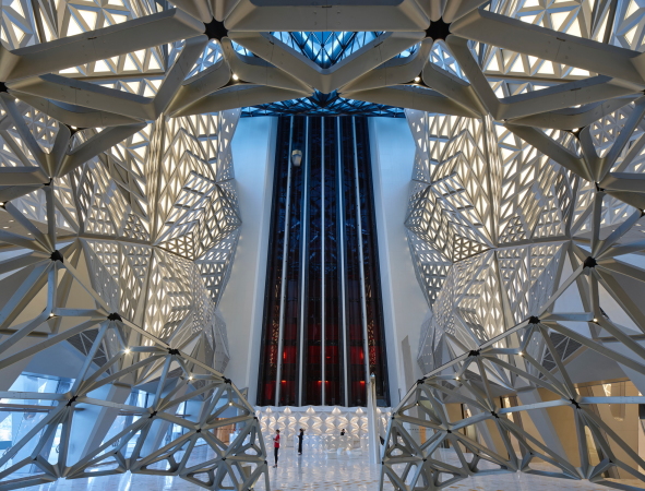 Zaha Hadid Architects inszenieren in der ber mehrere Etagen reichenden Lobby das Auenskelett des Baus als dekorative Skulptur.