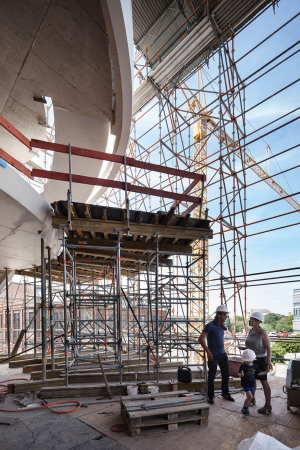 Ein Dach und bis vor kurzem auch Planen schtzten Schalung und Beton vor Feuchtigkeit.