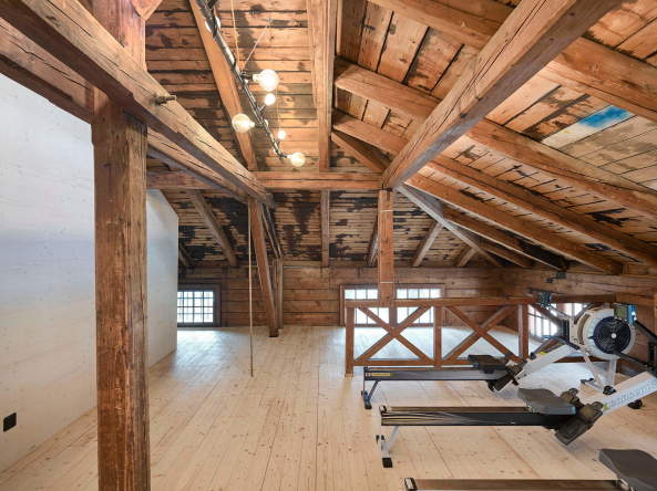 Im Trainingsbereich wurde ein ehemals offener Bereich ber der Werkstatt im Erdgeschoss geschlossen. Aus denkmalpflegerischen Gründen blieb die Brstung bestehen.