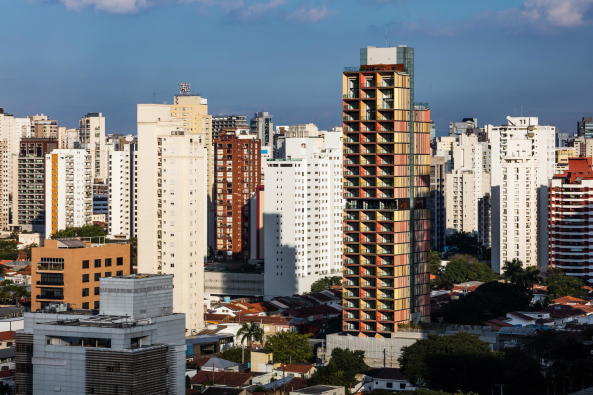 Sticht raus aus der Masse: der Wohnturm von b720 in So Paulo.