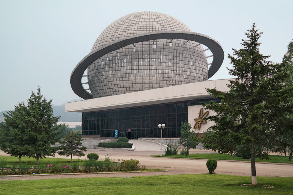 Das Planetarium ist Teil der Ausstellung der drei Revolutionen, ein Gebudeensemble und Museum, das vor allem der Propaganda dient.
