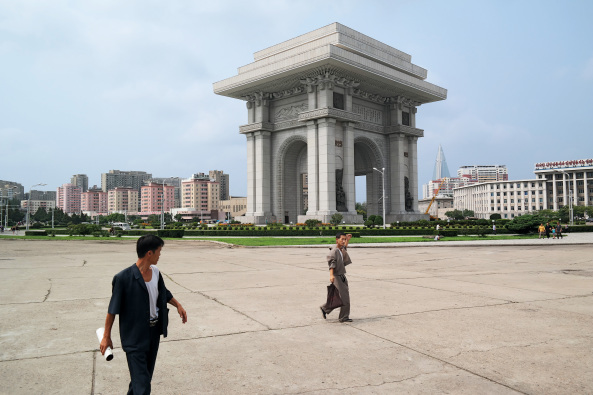 Symbolbeladen: Der nordkoreanische Triumphbogen, drei Meter hher als das Original und aus 25.550 weien Granitblcken gebaut