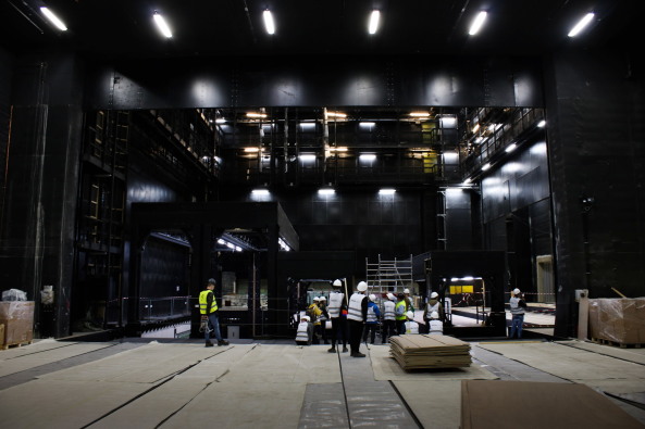 Blick von der Seitenbhne in Richtung Hauptbhne. Man kann nur erahnen, welche komplexen Vorgnge sich whrend des Betriebs hinter den Kulissen abspielen.