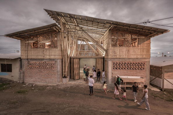 Die Baumaterialien fr das Kulturzentrum in Chamanga sind Holz, Bambus und Lehm.