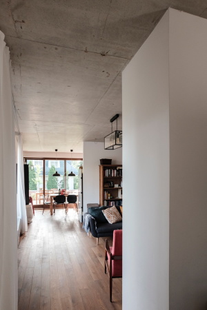 Der Wohnraum im Erdgeschoss fhrt direkt auf die Terrasse (geradeaus) oder in den Obstgarten (links).