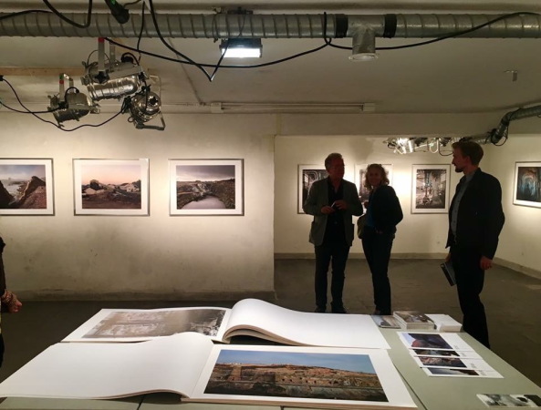 ...und einer Fotoausstellung der �ffentlichkeit erstmals vorgestellt.