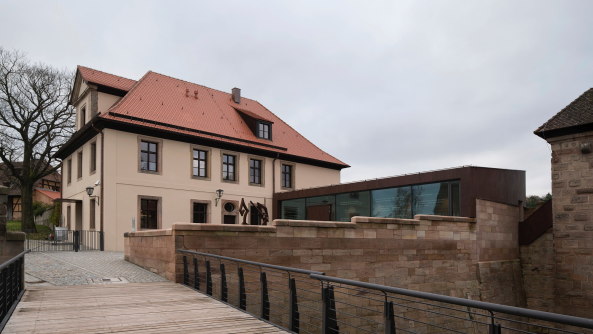 ber eine Brcke gelangt man auf den hher gelegenen dritten Burghof, Ort des neuen Besucherzentrums.
