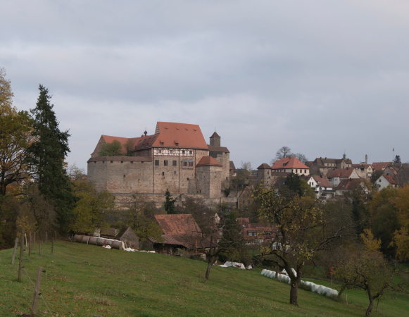 Die ringfrmige Schlossanlage thront ber dem frnkischen Cadolzburg.