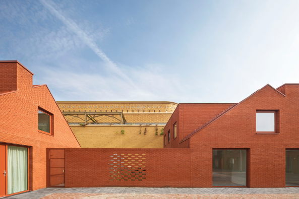 Die Terrassen der Rckseite sind begrnt.