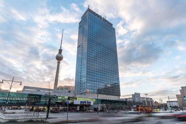 Das Hochhaus wird links des Hotels Park Inn am Berliner Alexanderplatz entstehen.