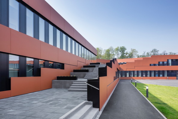 Die breite Treppenanlage an der Eingangsseite des Neubaus fr die RAG-Stiftung und die RAG AG in Essen fhrt direkt auf das von Greenbox gestaltete, begrnte Dach.