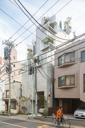 Das Tree-ness House in Tokio von Akihisa Hirata umfasst im unteren, geschlossenen Bereich Galerie- und Brorume; darber liegt der Wohnbereich des Hausherrn.
