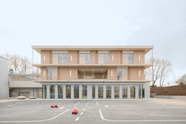 Das Kinderhaus Kirchhaldenschule in Stuttgart-Botnang von Gnter Hermann Architekten bietet Platz fr Ganztagesbetreuung und eine Kita.