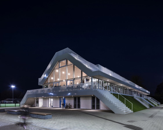 Bei Nacht wird das Tribnenhaus von NL architects zur Bhne.