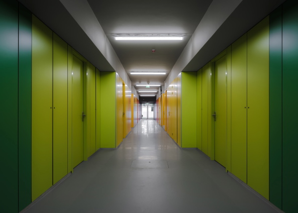 Auf dem Flur wird der Farbverlauf sichtbar.