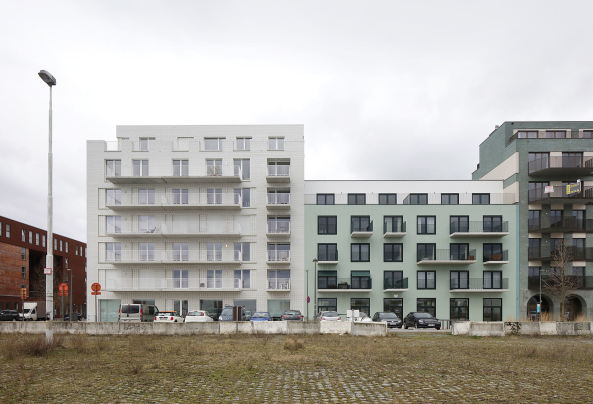 Links das Wohnhaus von architecten de vylder vinck taillieu, rechts von Office KGDVS