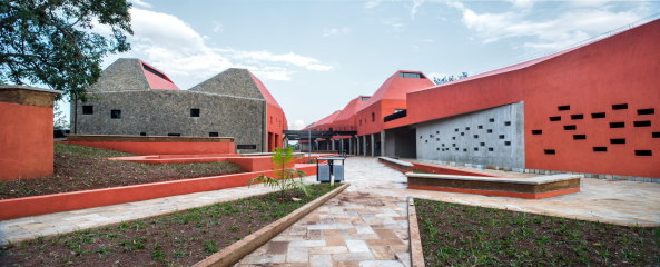 Der Korridor, der den Auenbereich formt und den Gebudekomplex zweiteilt, verbindet die Anlage mit dem Eingang zum Kigali Institute of Science and  Technology (KIST).