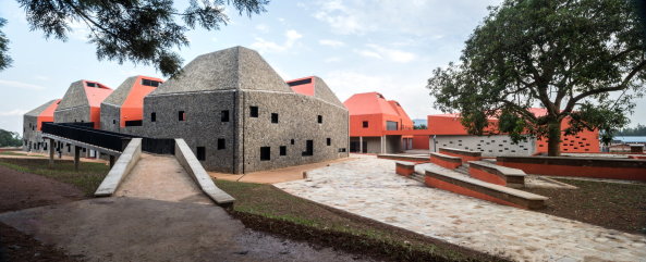 Das neue Campusgebude in Kigali wurde von Patrick Schweitzer + Associs errichtet und ist in zwei Bereiche aufgeteilt.